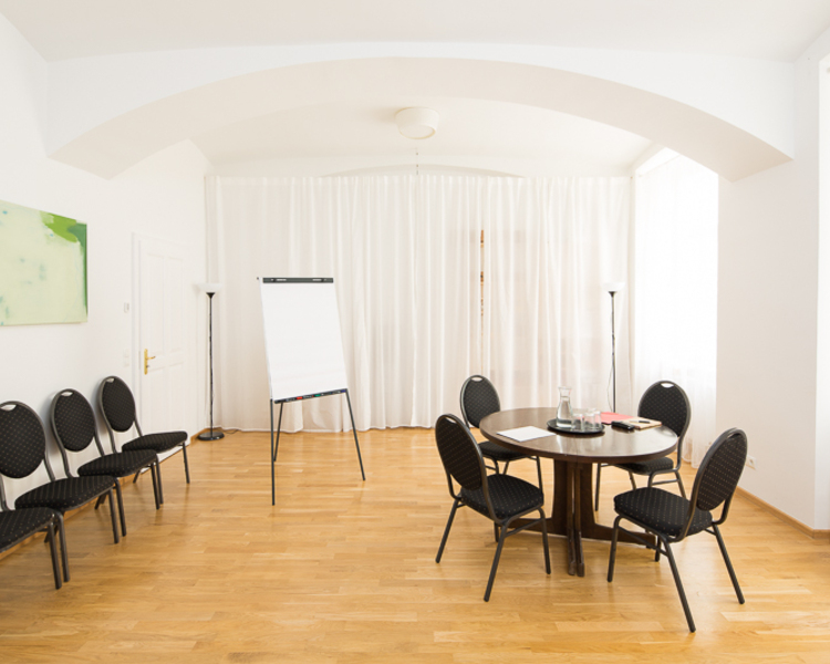 Vermiete Schreibtisch ab 200 Euro mtl. oder ganzen... | imGrätzl.at